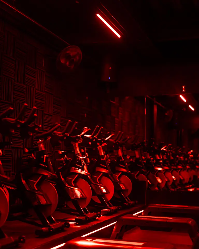 Fila de bicicletas de PowerSpin en el estudio