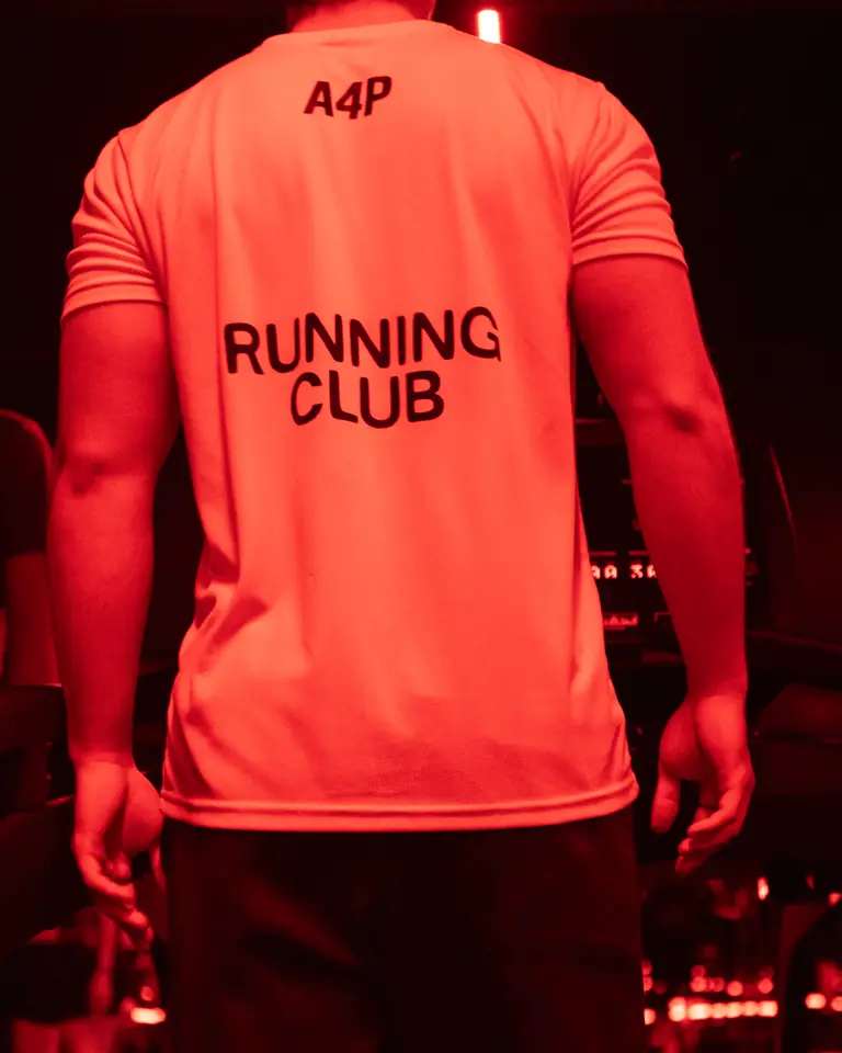 Playera Running Club bajo luz roja